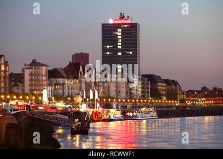 Rhein Bank, Altstadt, Rhein, Fahrgastschiffe, am Kai, Düsseldorf, Nordrhein-Westfalen, PublicGround Stockfoto