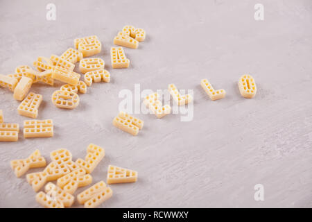 Text Hallo mit Makkaroni in Form von Buchstaben auf grauem Holz- Tabelle geschrieben Stockfoto