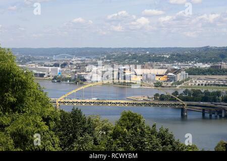 Pittsburgh Pennsylvania USA Juni 08, 2010 Blick auf den Ohio River unter dem Fort Pitt Bridge mit dem Allegheny River fließt auf der anderen Seite. Stockfoto