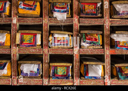 Folios des alten Handschriften in der Bibliothek von Matho Gompa tibetisch-buddhistischen Kloster in Ladakh, Indien Stockfoto