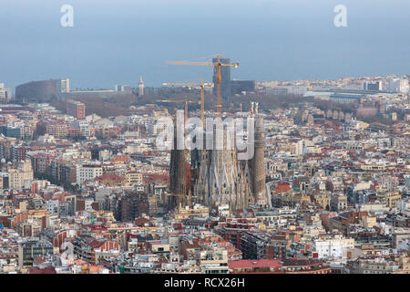 Barcelona, Spanien - 27. März 2018: Schöner Ausblick auf Barcelona Stadt mit der berühmten Kirche Sagrada Familia bei Sonnenuntergang, Spanien Stockfoto