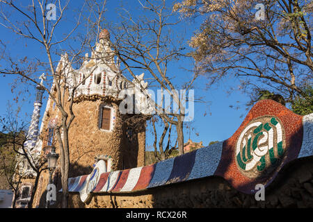 Barcelona, Spanien - 28. MÄRZ 2018: Teil der Stone Fence der Park Güell in Barcelona, Spanien Stockfoto