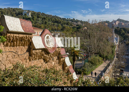 Barcelona, Spanien - 28. MÄRZ 2018: Teil der Stone Fence der Park Güell in Barcelona, Spanien Stockfoto