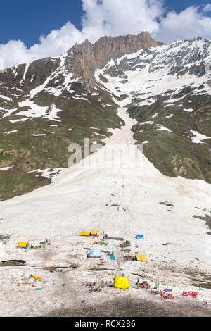 Rodeln im Himalaya. Riesige Schnee glasier an Zojila pass in Ladakh, Jammu und Kaschmir, Indien Stockfoto