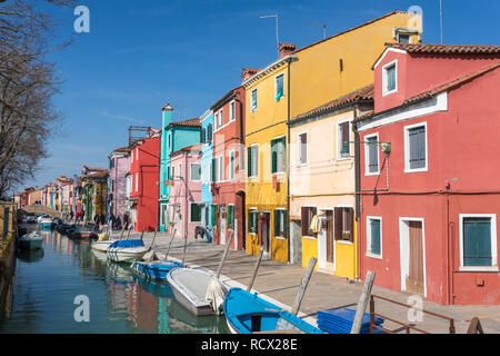 Bunte Häuser in Burano, Venedig, Italien.