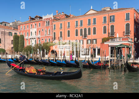 Venedig, Italien, 22. März 2018: Venezianische Gondoliere reiten Gondel am Grand Canal in Venedig. Stockfoto