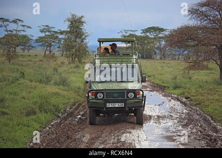 All-terrain vehicle während der Regenzeit in der Ngorongoro Krater, Serengeti National Park, Tansania, Afrika Stockfoto