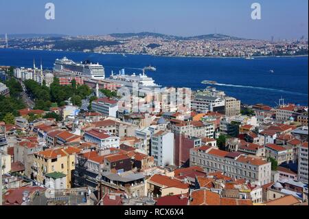 Blick vom Galataturm über die Stadt und den Bosporus, Istanbul, Türkei Stockfoto