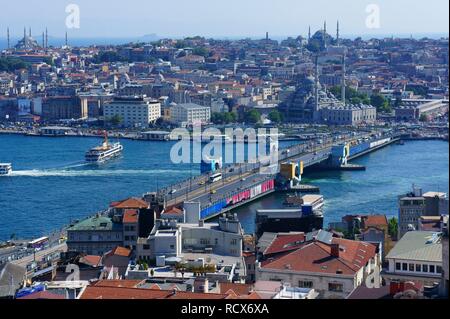 Blick vom Galataturm über die Stadt mit Galata Brücke und den Bosporus, Istanbul, Türkei Stockfoto