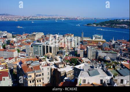 Blick vom Galataturm über die Stadt und den Bosporus, Istanbul, Türkei Stockfoto
