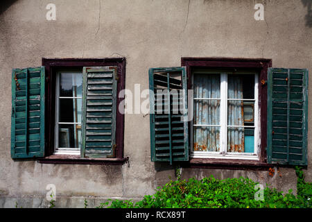 Haus Wand mit alten Fenstern, Schaffhausen, Schweiz Stockfoto