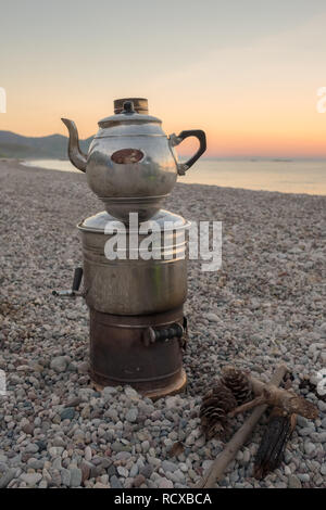 Türkische altmodische Samowar für breewing Kaffee am Strand von Cirali. Samowar wird durch das Feuer, die bei der Verbrennung von Holz beheizt. Stockfoto