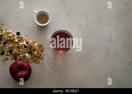 Red mediterranes Frühstück mit Kaffee, Saft, Obst, Apfel und Getreide Stockfoto