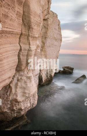 Rosh Hanikra Cliff bei Sonnenuntergang in Israel. Lange Belichtung geschossen Stockfoto