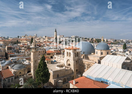 Ansicht von oben in Jerusalem Altstadt christliches Viertel und die Kirche des Heiligen Grabes Stockfoto