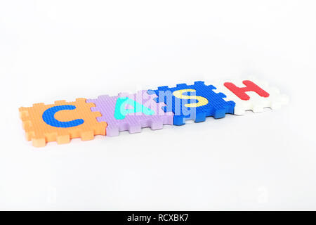 Cash das Wort, das bunte Alphabet Bausteine. Auf den weißen Hintergrund isoliert. Stockfoto