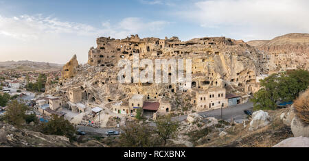 Landschaft, Blick von oben auf den Cavusin Festung und Kirche Vaftizci Yahya, St. Johannes der Täufer in Kappadokien, Türkei Stockfoto