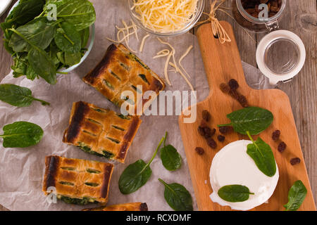 Torte mit Spinat und Ricotta. Stockfoto