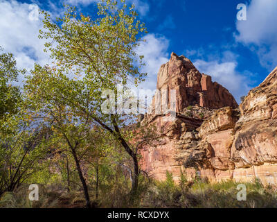 Formationen in der Nähe des östlichen Eingangs zum Capitol Reef National Park, Utah. Stockfoto