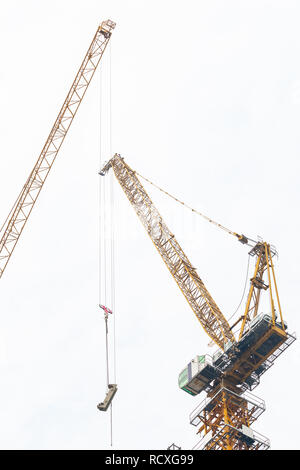 Baukräne am Arbeitsplatz ein hohes Gebäude in Bangkok zu konstruieren Stockfoto