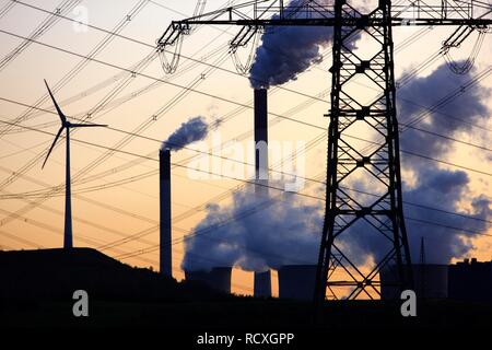 Hochspannungsleitungen, Windkraftanlagen, Halde Scholven, mine Heap, neben dem Kohlekraftwerk Scholven betrieben von E.ON Stockfoto