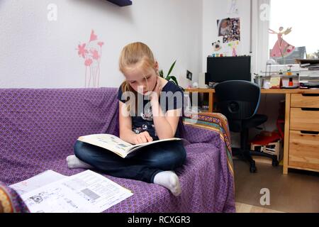 Mädchen, 10 Jahre, ihre Hausaufgaben in ihr Zimmer, für die Schule lernen Stockfoto