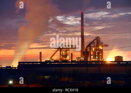 Hochöfen der Hüttenwerke Krupp Mannesmann, HKM Hüttenwerke, bei Sonnenuntergang, Duisburg, Nordrhein-Westfalen Stockfoto