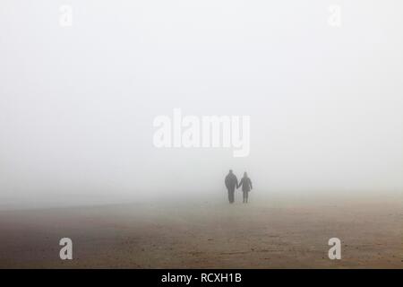 Ein paar Wanderungen am Strand von Nebel, Herbst, Nordsee Insel Spiekeroog, Niedersachsen Stockfoto