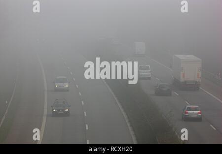 Autobahn A52, Autobahn, im dichten Nebel, Herbst, Sichtweite unter 100 m, zwischen Düsseldorf und Essen, Nordrhein-Westfalen Stockfoto