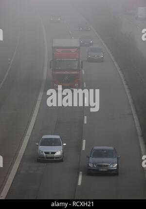 Autobahn A52, Autobahn, im dichten Nebel, Herbst, Sichtweite unter 100 m, zwischen Düsseldorf und Essen, Nordrhein-Westfalen Stockfoto