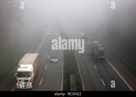 Autobahn A52, Autobahn, im dichten Nebel, Herbst, Sichtweite unter 100 m, zwischen Düsseldorf und Essen, Nordrhein-Westfalen Stockfoto