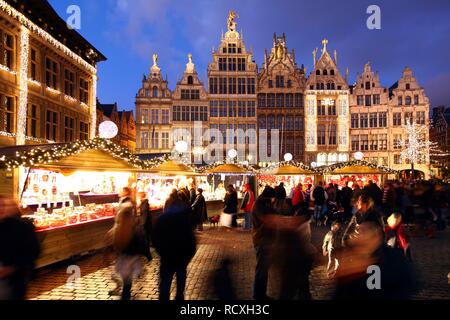 Weihnachtsmarkt am Rathaus am Grote Markt entfernt, umgeben von alten Zunfthäusern, das historische Zentrum von Antwerpen, Flandern, Belgien Stockfoto