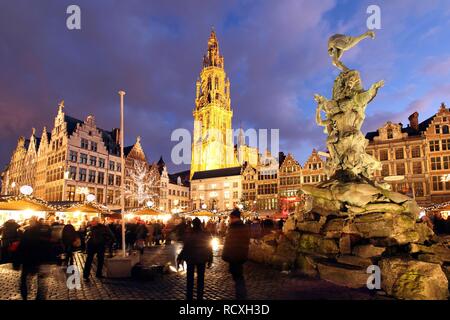 Weihnachtsmarkt am Rathaus am Grote Markt entfernt, umgeben von alten Zunfthäusern, das historische Zentrum von Antwerpen, Flandern, Belgien Stockfoto