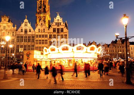 Weihnachtsmarkt am Rathaus am Grote Markt entfernt, umgeben von alten Zunfthäusern, das historische Zentrum von Antwerpen, Flandern, Belgien Stockfoto