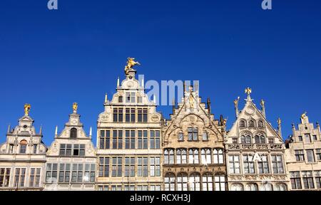 Guild Houses, Giebelhäuser, reich verzierten Fassaden, goldenen Figuren auf dem spitzen Giebeln, Grote Markt, dem historischen Zentrum von Antwerpen. Stockfoto