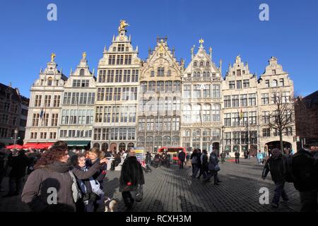 Guild Houses, Giebelhäuser, reich verzierten Fassaden, goldenen Figuren auf dem spitzen Giebeln, Grote Markt, dem historischen Zentrum von Antwerpen. Stockfoto