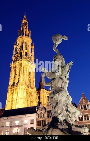 Kathedrale, Brabo Brunnen, Zunfthäuser, Giebelhäuser in der Rückseite, Grote Markt, dem historischen Zentrum von Antwerpen Flandern Stockfoto