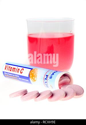 Vitamin C Brausetabletten in Wasser in einem Glas auflösen Stockfoto