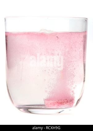 Vitamin C fizzy Tablette Auflösen in Wasser Stockfoto
