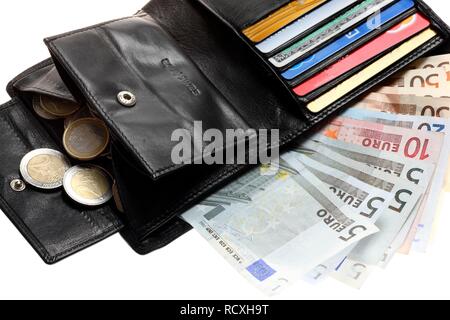 Geldbörse mit verschiedenen Kreditkarten, Bankkarten, Euro-Banknoten und Euro-Münzen Stockfoto