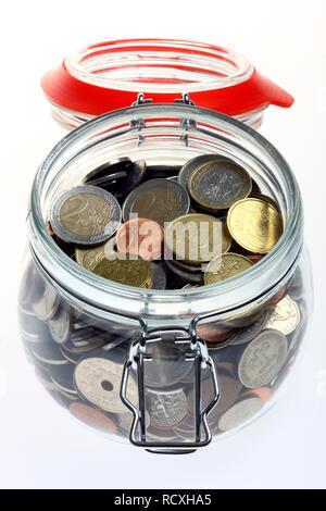 Jar verwendet als Sparschwein mit Euro-Münzen Stockfoto