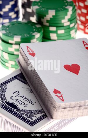 Poker, Karten spielen, spiele Chips, Token, mit unterschiedlichen Werten, Herz Ass Stockfoto