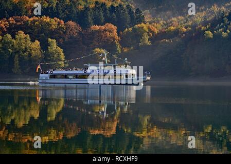 Ausflugsschiff MS Hennesee im morgendlichen Dunst, Stimmung auf dem Hennesee, Hennetalsperre, Naturpark Sauerland-Rothaargebirge Stockfoto