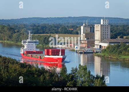 Containerschiff auf dem Nord-Ostsee-Kanal in der Nähe von Schafstedt, Schleswig-Holstein Stockfoto