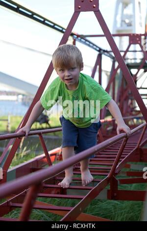 Wenig junge spielt auf einem alten Kran am Hafenmuseum, Hafen, Hamburg Wilhelmsburg Stockfoto