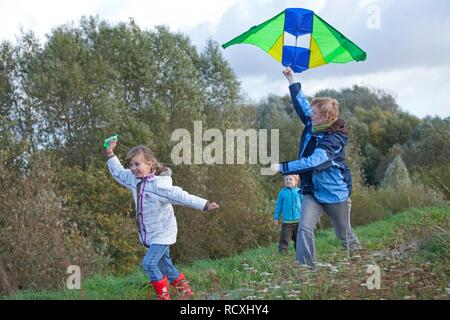 Frau und Kinder flying a Kite, kiteflying, Hitzacker, Niedersachsen Stockfoto