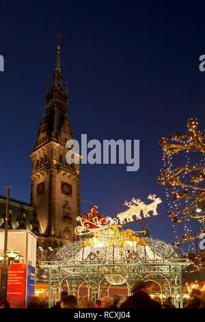 Weihnachtsmarkt auf dem Rathausplatz, Rathausplatz, Hamburg Stockfoto