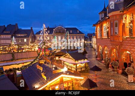 Weihnachtsmarkt vor dem Rathaus, Goslar, Niedersachsen Stockfoto