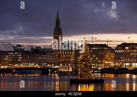 Binnenalster oder Binnenalster und Rathaus zu Weihnachten, Hamburg Stockfoto