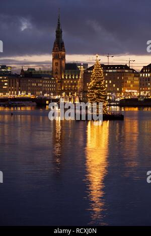 Binnenalster oder Binnenalster und Rathaus zu Weihnachten, Hamburg Stockfoto